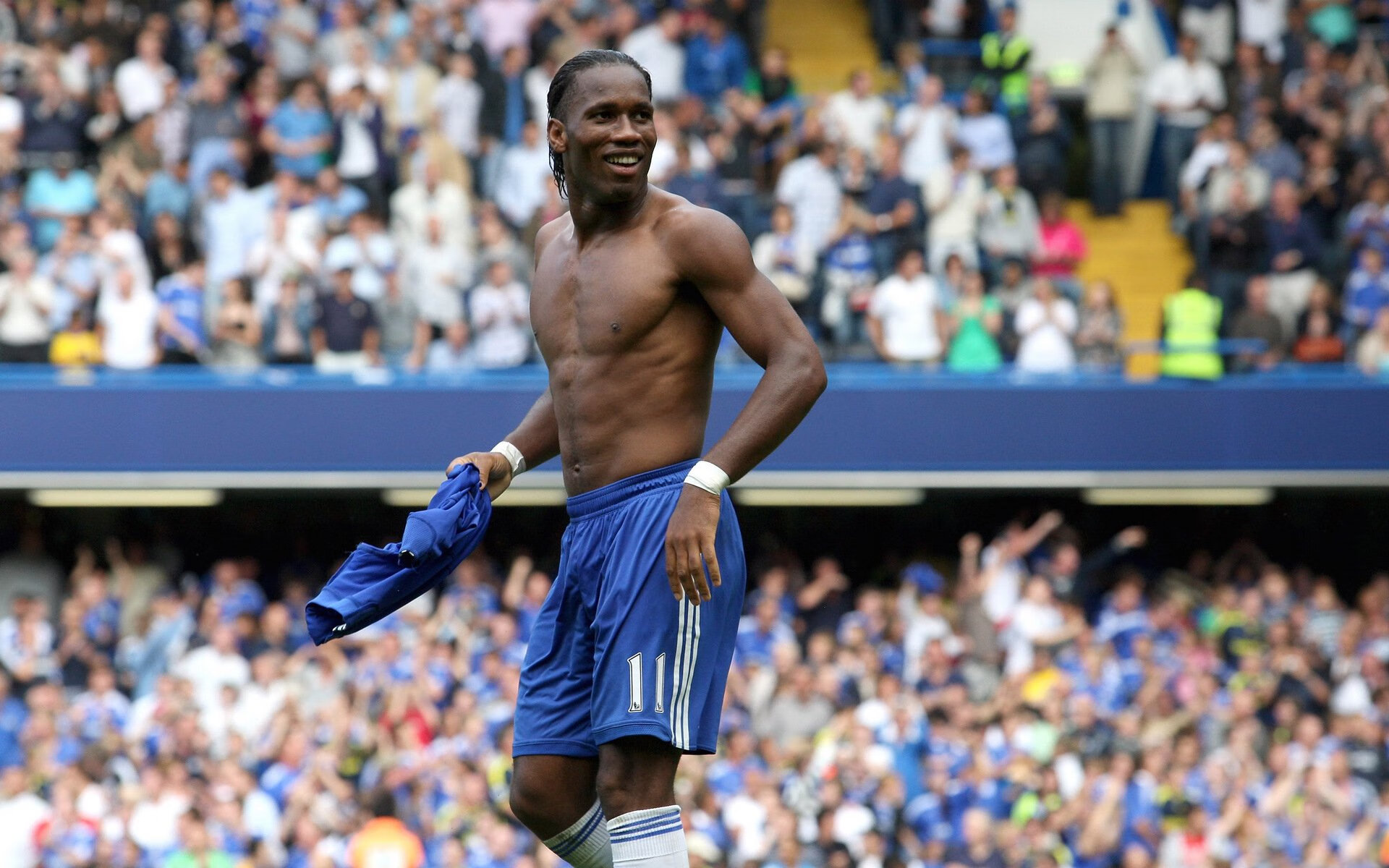 开云真人娱乐官网-球场奇迹：全能球员在友谊赛中崭露头角，赢得教练厚望